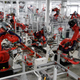 Robots en una fábrica de Tesla. Imagen: Paul Sakuma/AP